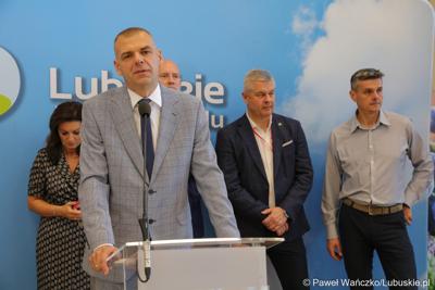 Dyrektor Regionalnego Ośrodka Polityki Społecznej w Zielonej Górze Jakub Piosik przemawia podczas konferencji prasowej