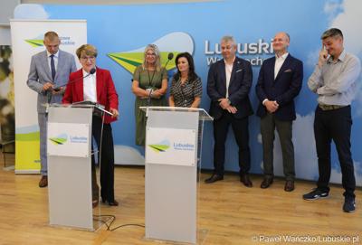 Marszałek Elżbieta Anna Polak przemawia podczas konferencji prasowej