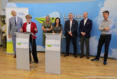 Marszałek Elżbieta Anna Polak przemawia podczas konferencji prasowej