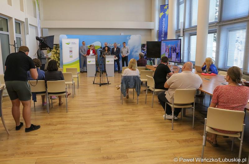 Uczestnicy konferencji prasowej w sali prasowej urzędu marszałkowskiego w Zielonej Górze