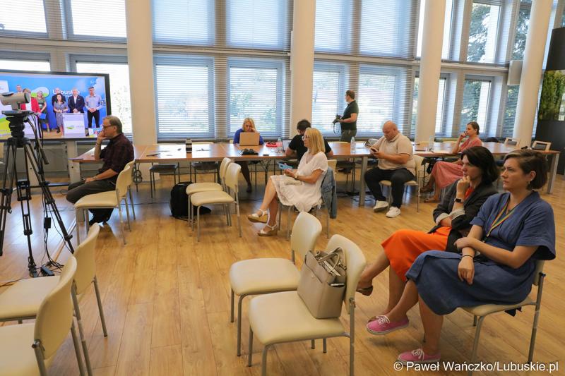 Uczestnicy konferencji prasowej w sali prasowej urzędu marszałkowskiego w Zielonej Górze