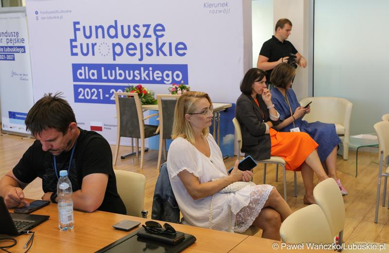 Uczestnicy konferencji prasowej w sali prasowej urzędu marszałkowskiego w Zielonej Górze
