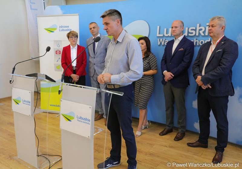 Radny województwa lubuskiego, główny specjalista w Szpitalu Uniwersyteckim w Zielonej Górze Sebastian Ciemnoczołowski przemawia podczas konferencji prasowej