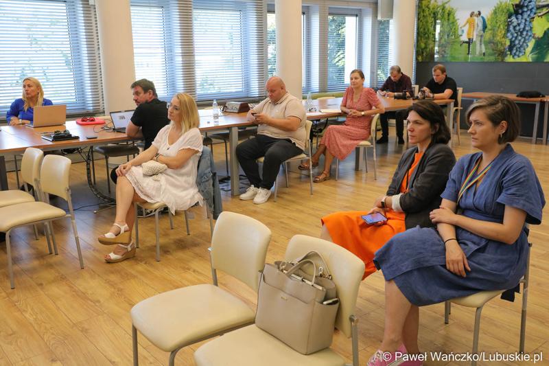Uczestnicy konferencji prasowej w sali prasowej urzędu marszałkowskiego w Zielonej Górze