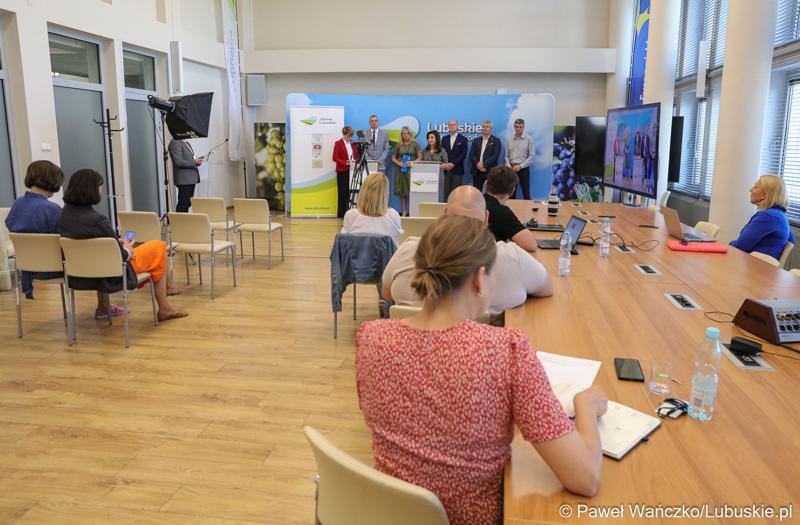 Uczestnicy konferencji prasowej w sali prasowej urzędu marszałkowskiego w Zielonej Górze