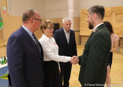 Podczas sesji Sejmiku marszałek Elżbieta Anna Polak, wicemarszałek Stanisław Tomczyszyn (z lewej) oraz dyrektor Lubuskiego Centrum Produktu Regionalnego Jacek Urbański (w środku) otrzymali medale za wspieranie środowiska łowieckiego. Medale wręczył Wojciech Pawliszak - przewodniczący Zarządu Okręgowego Łowczy Okręgowy.