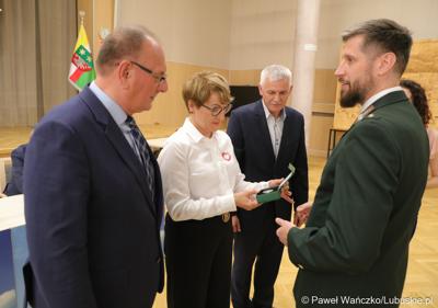 Podczas sesji Sejmiku marszałek Elżbieta Anna Polak, wicemarszałek Stanisław Tomczyszyn (z lewej) oraz dyrektor Lubuskiego Centrum Produktu Regionalnego Jacek Urbański (w środku) otrzymali medale za wspieranie środowiska łowieckiego. Medale wręczył Wojciech Pawliszak - przewodniczący Zarządu Okręgowego Łowczy Okręgowy.