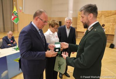 Podczas sesji Sejmiku marszałek Elżbieta Anna Polak, wicemarszałek Stanisław Tomczyszyn (z lewej) oraz dyrektor Lubuskiego Centrum Produktu Regionalnego Jacek Urbański (w środku) otrzymali medale za wspieranie środowiska łowieckiego. Medale wręczył Wojciech Pawliszak - przewodniczący Zarządu Okręgowego Łowczy Okręgowy.