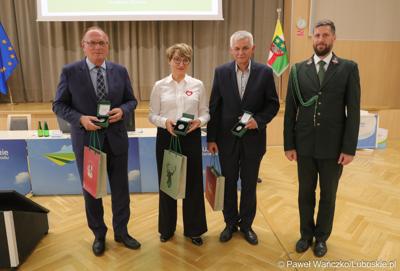 Podczas sesji Sejmiku marszałek Elżbieta Anna Polak, wicemarszałek Stanisław Tomczyszyn (z lewej) oraz dyrektor Lubuskiego Centrum Produktu Regionalnego Jacek Urbański (w środku) otrzymali medale za wspieranie środowiska łowieckiego. Z prawej Wojciech Pawliszak - przewodniczący Zarządu Okręgowego Łowczy Okręgowy.