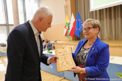 W trakcie poniedziałkowej sesji tytuł ambasadora Lubuskiego Centrum Produktu Regionalnego otrzymała radna Anna Chinalska. Obok dyr LCPR Jacek Urbański.

