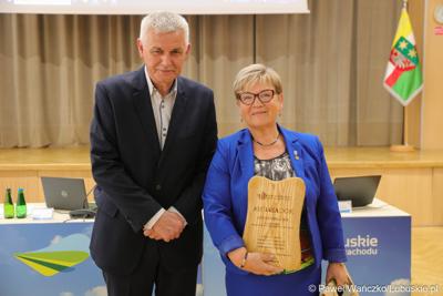 W trakcie poniedziałkowej sesji tytuł ambasadora Lubuskiego Centrum Produktu Regionalnego otrzymała radna Anna Chinalska. Obok dyr LCPR Jacek Urbański.

