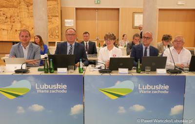 Członkowie Zarządu Województwa Lubuskiego. Od lewej: wicemarszałkowie Łukasz Porycki i Stanisław Tomczyszyn, marszałek Elżbieta Anna Polak oraz członkowie zarządu Marcin Jabłoński i Tadeusz Jędrzejczak