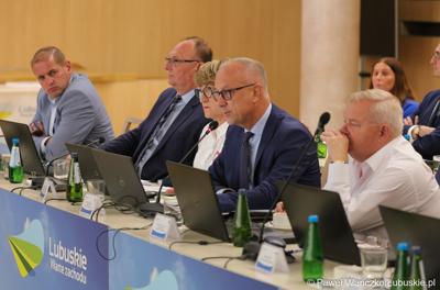 Członkowie Zarządu Województwa Lubuskiego. Od lewej: wicemarszałkowie Łukasz Porycki i Stanisław Tomczyszyn, marszałek Elżbieta Anna Polak oraz członkowie zarządu Marcin Jabłoński i Tadeusz Jędrzejczak