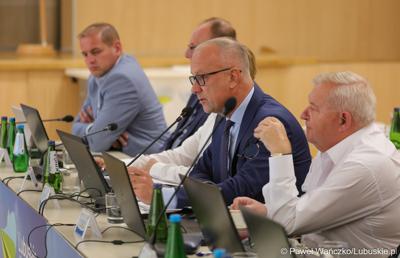 Członkowie Zarządu Województwa Lubuskiego. Przy mikrofonie Marcin Jabłoński 