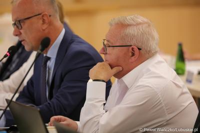 Członkowie Zarządu Województwa Lubuskiego: Tadeusz Jędrzejczak (na pierwszym planie) oraz Marcin Jabłoński
