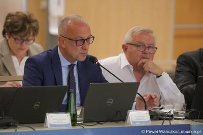 Członkowie Zarządu Województwa Lubuskiego: Marcin Jabłoński (przy mikrofonie) oraz Tadeusz Jędrzejczak