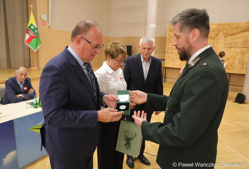 Podczas sesji Sejmiku marszałek Elżbieta Anna Polak, wicemarszałek Stanisław Tomczyszyn (z lewej) oraz dyrektor Lubuskiego Centrum Produktu Regionalnego Jacek Urbański (w środku) otrzymali medale za wspieranie środowiska łowieckiego. Medale wręczył Wojciech Pawliszak - przewodniczący Zarządu Okręgowego Łowczy Okręgowy.