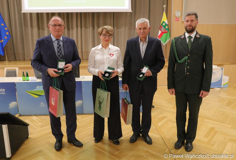 Podczas sesji Sejmiku marszałek Elżbieta Anna Polak, wicemarszałek Stanisław Tomczyszyn (z lewej) oraz dyrektor Lubuskiego Centrum Produktu Regionalnego Jacek Urbański (w środku) otrzymali medale za wspieranie środowiska łowieckiego. Z prawej Wojciech Pawliszak - przewodniczący Zarządu Okręgowego Łowczy Okręgowy.