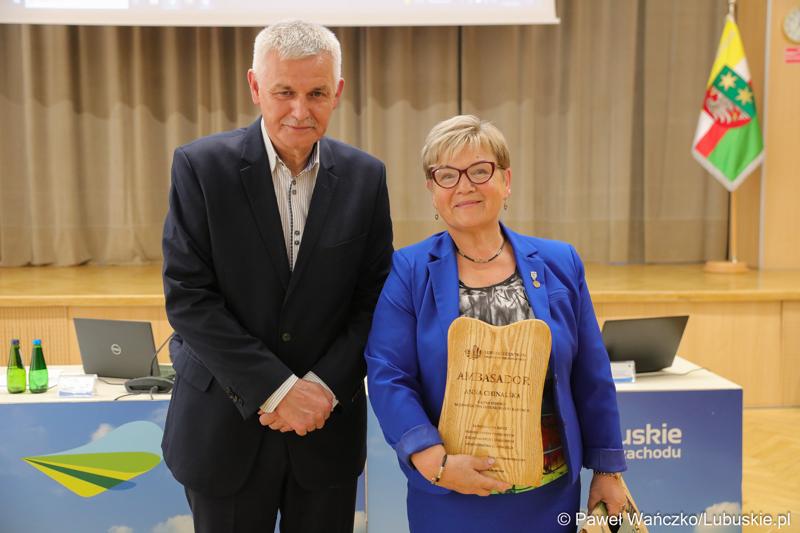 W trakcie poniedziałkowej sesji tytuł ambasadora Lubuskiego Centrum Produktu Regionalnego otrzymała radna Anna Chinalska. Obok dyr LCPR Jacek Urbański.