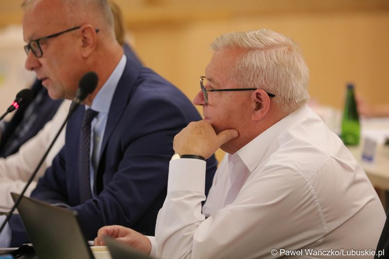 Członkowie Zarządu Województwa Lubuskiego: Tadeusz Jędrzejczak (na pierwszym planie) oraz Marcin Jabłoński