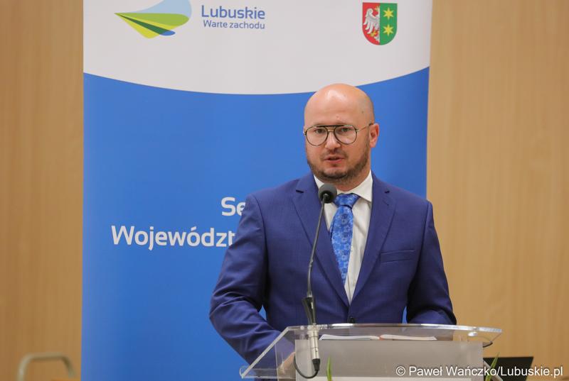 Krzysztof Pawlak, dyrektor lubuskiego oddziału Polregio podczas LV Sesji Sejmiku Województwa Lubuskiego