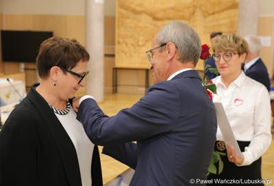 Podczas wrześniowej sesji Sejmiku Województwa Lubuskiego „Odznakę Honorową za Zasługi dla Województwa Lubuskiego” otrzymała posłanka Krystyna Sibińska 