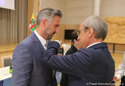 Podczas wrześniowej sesji Sejmiku Województwa Lubuskiego „Odznakę Honorową za Zasługi dla Województwa Lubuskiego” otrzymał poseł Waldemar Sługocki.
