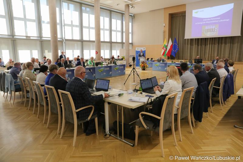 Podczas wrześniowej sesji Sejmiku Województwa Lubuskiego „Odznakę Honorową za Zasługi dla Województwa Lubuskiego” otrzymali posłanka Krystyna Sibińska oraz poseł Waldemar Sługocki.