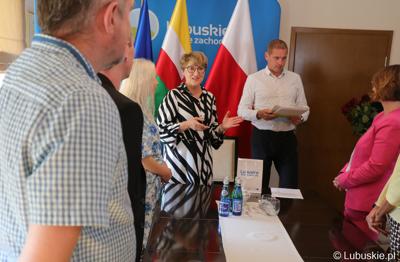 Przedstawiciele Zarządu Województwa Lubuskiego podziękowali dziewięciu pracownikom Urzędu Marszałkowskiego Województwa Lubuskiego za zaangażowanie i pracę na rzecz regionu.
