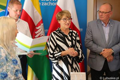 Przedstawiciele Zarządu Województwa Lubuskiego podziękowali dziewięciu pracownikom Urzędu Marszałkowskiego Województwa Lubuskiego za zaangażowanie i pracę na rzecz regionu.
