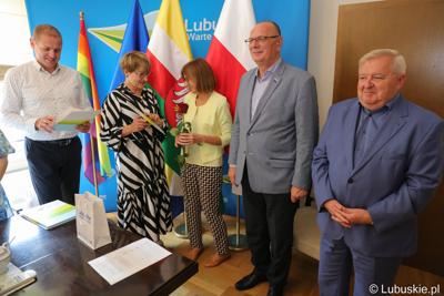 Przedstawiciele Zarządu Województwa Lubuskiego podziękowali dziewięciu pracownikom Urzędu Marszałkowskiego Województwa Lubuskiego za zaangażowanie i pracę na rzecz regionu.
