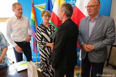 Przedstawiciele Zarządu Województwa Lubuskiego podziękowali dziewięciu pracownikom Urzędu Marszałkowskiego Województwa Lubuskiego za zaangażowanie i pracę na rzecz regionu.
