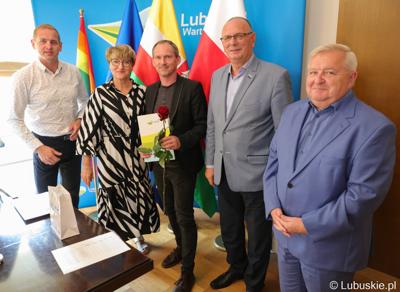 Przedstawiciele Zarządu Województwa Lubuskiego podziękowali dziewięciu pracownikom Urzędu Marszałkowskiego Województwa Lubuskiego za zaangażowanie i pracę na rzecz regionu.
