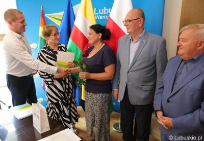 Przedstawiciele Zarządu Województwa Lubuskiego podziękowali dziewięciu pracownikom Urzędu Marszałkowskiego Województwa Lubuskiego za zaangażowanie i pracę na rzecz regionu.
