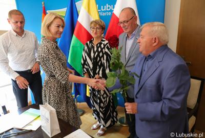 Przedstawiciele Zarządu Województwa Lubuskiego podziękowali dziewięciu pracownikom Urzędu Marszałkowskiego Województwa Lubuskiego za zaangażowanie i pracę na rzecz regionu.
