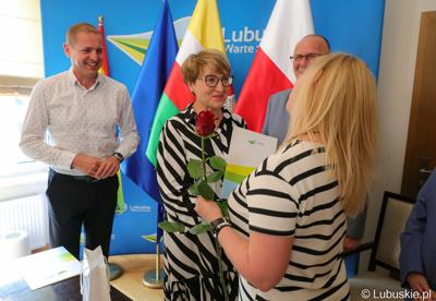 Przedstawiciele Zarządu Województwa Lubuskiego podziękowali dziewięciu pracownikom Urzędu Marszałkowskiego Województwa Lubuskiego za zaangażowanie i pracę na rzecz regionu.
