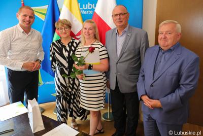 Przedstawiciele Zarządu Województwa Lubuskiego podziękowali dziewięciu pracownikom Urzędu Marszałkowskiego Województwa Lubuskiego za zaangażowanie i pracę na rzecz regionu.
