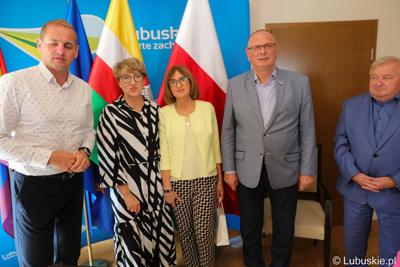 Przedstawiciele Zarządu Województwa Lubuskiego podziękowali dziewięciu pracownikom Urzędu Marszałkowskiego Województwa Lubuskiego za zaangażowanie i pracę na rzecz regionu.
