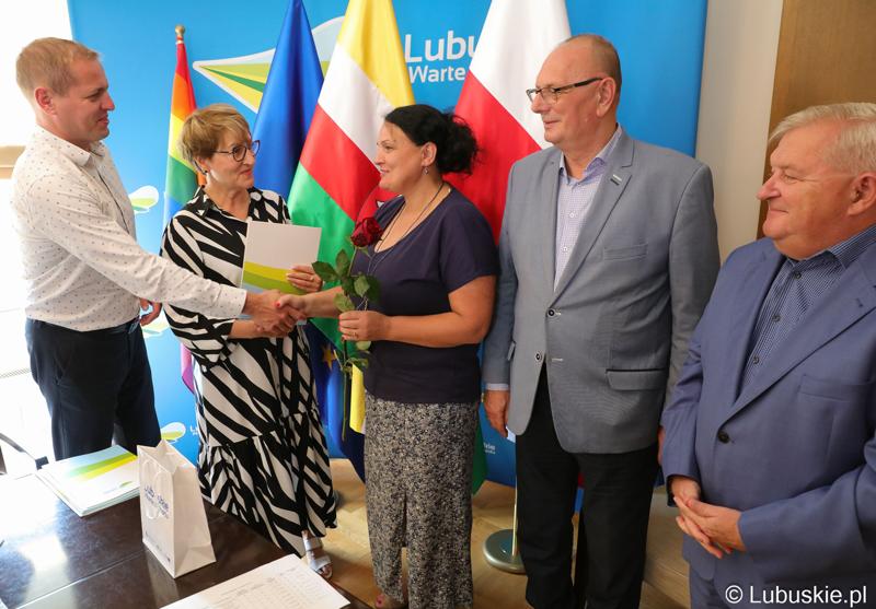 Przedstawiciele Zarządu Województwa Lubuskiego podziękowali dziewięciu pracownikom Urzędu Marszałkowskiego Województwa Lubuskiego za zaangażowanie i pracę na rzecz regionu.