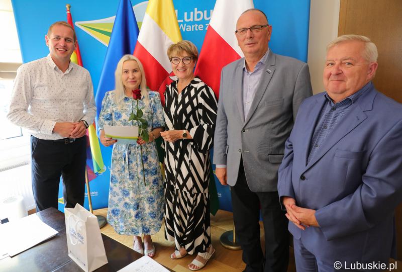 Przedstawiciele Zarządu Województwa Lubuskiego podziękowali dziewięciu pracownikom Urzędu Marszałkowskiego Województwa Lubuskiego za zaangażowanie i pracę na rzecz regionu.
