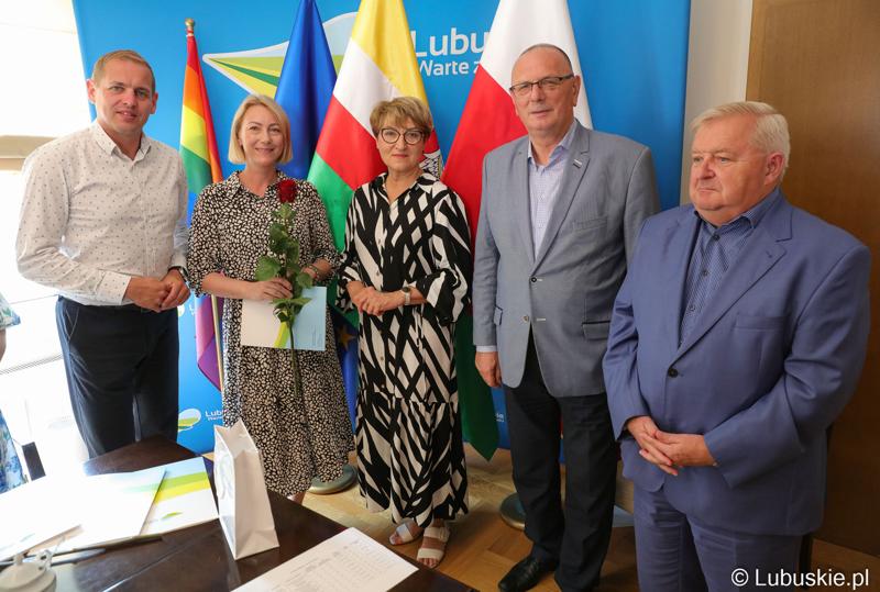 Przedstawiciele Zarządu Województwa Lubuskiego podziękowali dziewięciu pracownikom Urzędu Marszałkowskiego Województwa Lubuskiego za zaangażowanie i pracę na rzecz regionu.