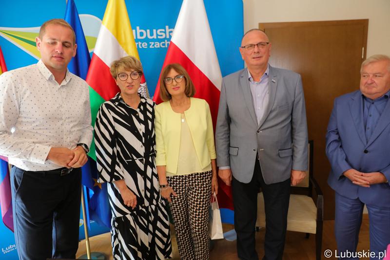 Przedstawiciele Zarządu Województwa Lubuskiego podziękowali dziewięciu pracownikom Urzędu Marszałkowskiego Województwa Lubuskiego za zaangażowanie i pracę na rzecz regionu.
