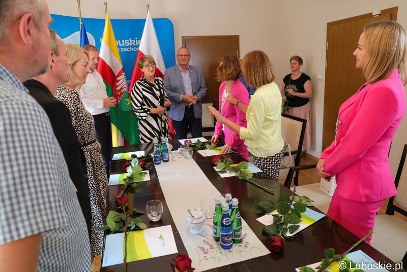 Przedstawiciele Zarządu Województwa Lubuskiego podziękowali dziewięciu pracownikom Urzędu Marszałkowskiego Województwa Lubuskiego za zaangażowanie i pracę na rzecz regionu.