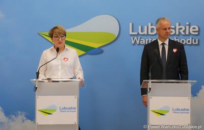 Marszałek Województwa Lubuskiego Elżbieta Anna Polak oraz zielonogórski radny Dariusz Legutowski podczas konferencji prasowej
