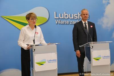 Marszałek Województwa Lubuskiego Elżbieta Anna Polak oraz zielonogórski radny Dariusz Legutowski podczas konferencji prasowej