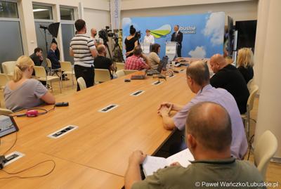 Uczestnicy konferencji prasowej w Sali Prasowej Urzędu Marszałkowskiego Województwa Lubuskiego w Zielonej Górze