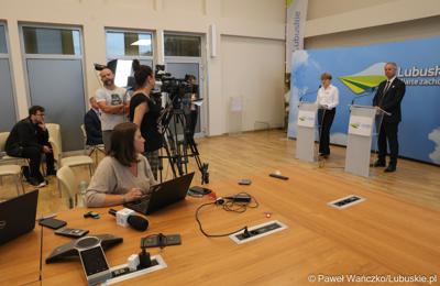 Uczestnicy konferencji prasowej w Sali Prasowej Urzędu Marszałkowskiego Województwa Lubuskiego w Zielonej Górze