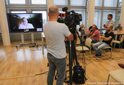 Dyrektor ds. badań i rekultywacji środowiska w firmie PROTE Technologie dla Środowiska Józef Czechowski (na monitorze) podczas konferencji prasowej