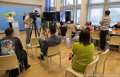 Uczestnicy konferencji prasowej w Sali Prasowej Urzędu Marszałkowskiego Województwa Lubuskiego w Zielonej Górze
