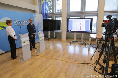 Marszałek Województwa Lubuskiego Elżbieta Anna Polak oraz zielonogórski radny Dariusz Legutowski podczas konferencji prasowej